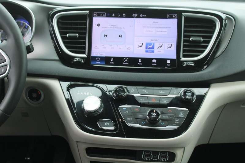Chrysler Pacifica Vehicle Image 15