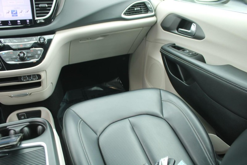 Chrysler Pacifica Vehicle Image 16