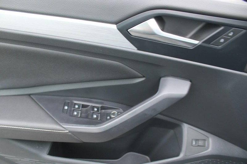 Volkswagen Jetta Vehicle Image 09