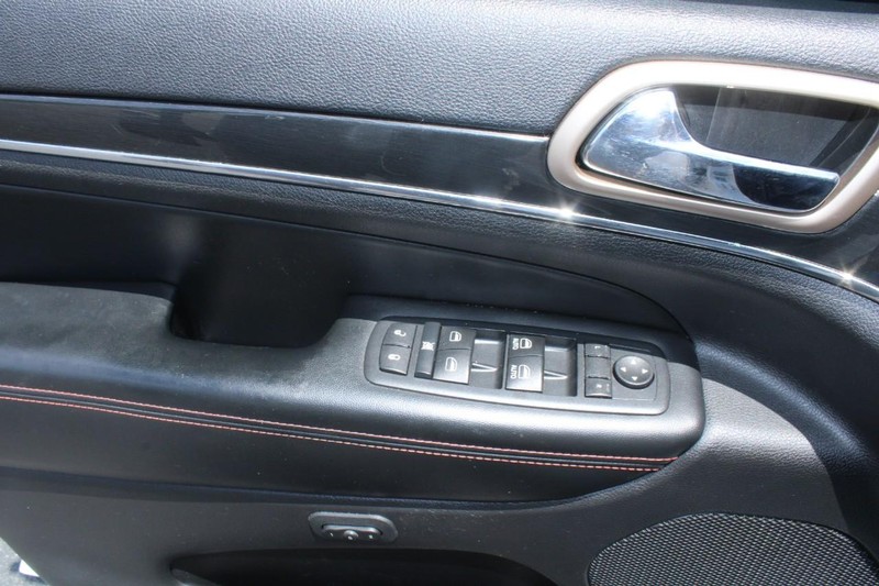 Jeep Grand Cherokee Vehicle Image 09