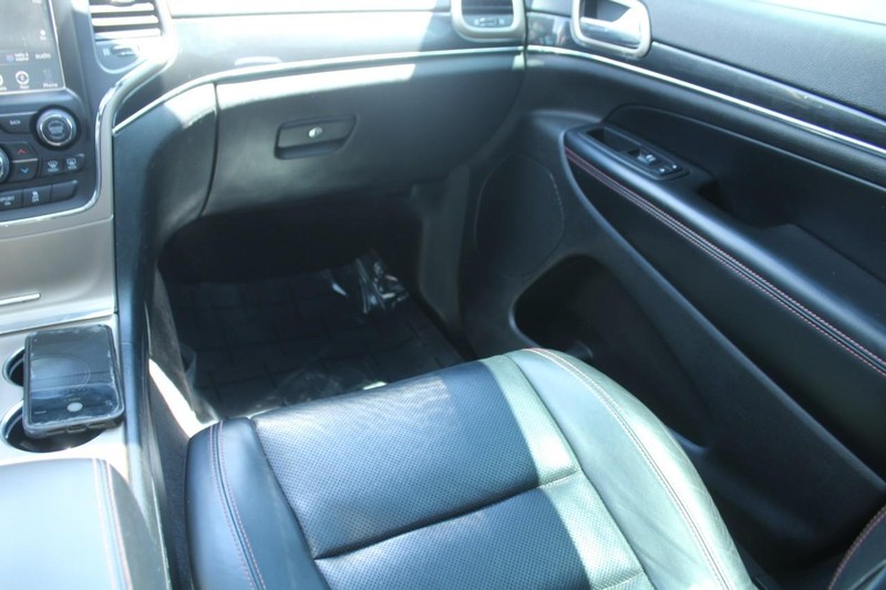 Jeep Grand Cherokee Vehicle Image 16