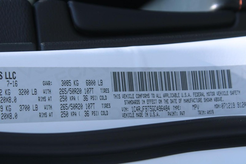 Jeep Grand Cherokee Vehicle Image 17