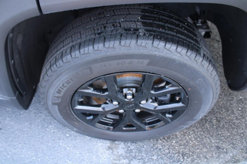 Jeep Grand Cherokee L Vehicle Image 07