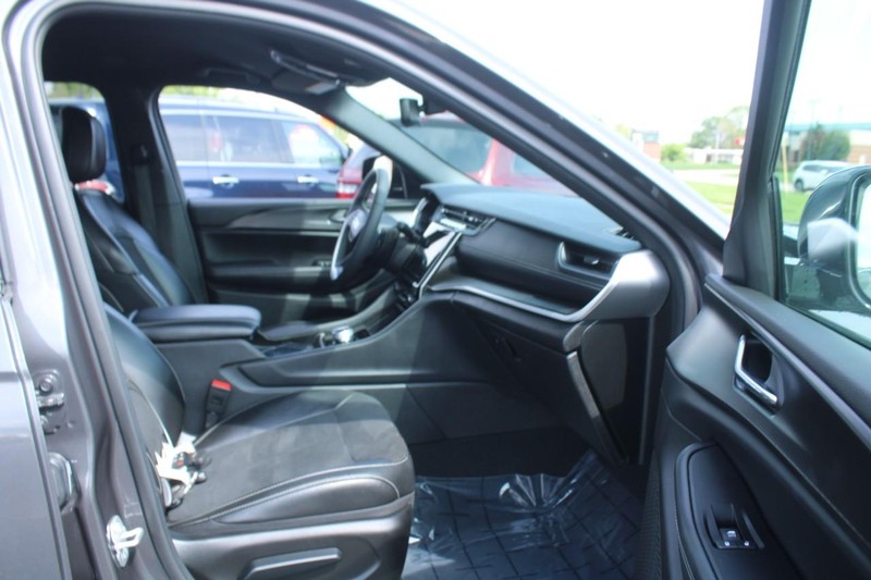 Jeep Grand Cherokee L Vehicle Image 11