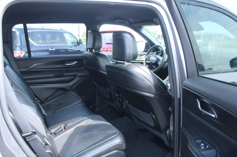Jeep Grand Cherokee L Vehicle Image 12