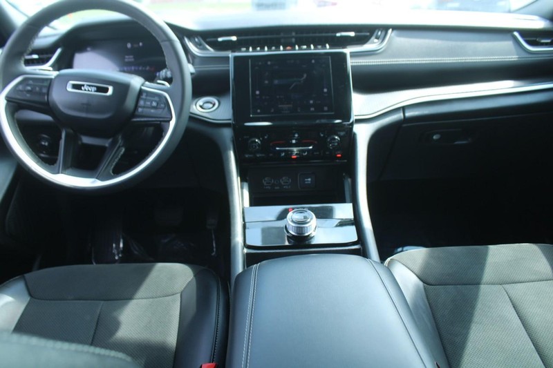 Jeep Grand Cherokee L Vehicle Image 13