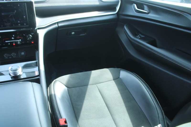 Jeep Grand Cherokee L Vehicle Image 16