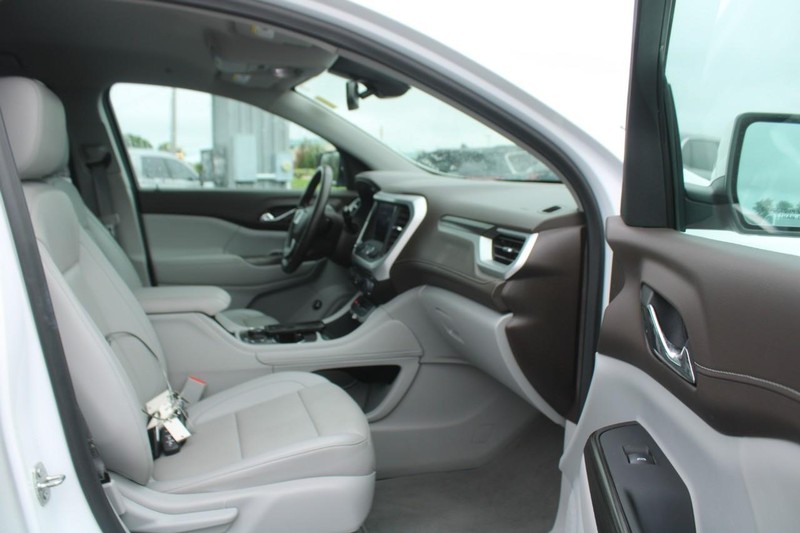GMC Acadia Vehicle Image 11