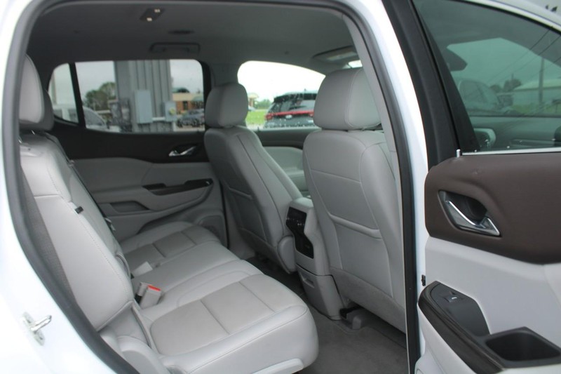 GMC Acadia Vehicle Image 12