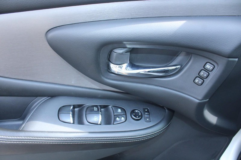 Nissan Murano Vehicle Image 09