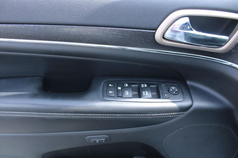 Jeep Grand Cherokee Vehicle Image 09