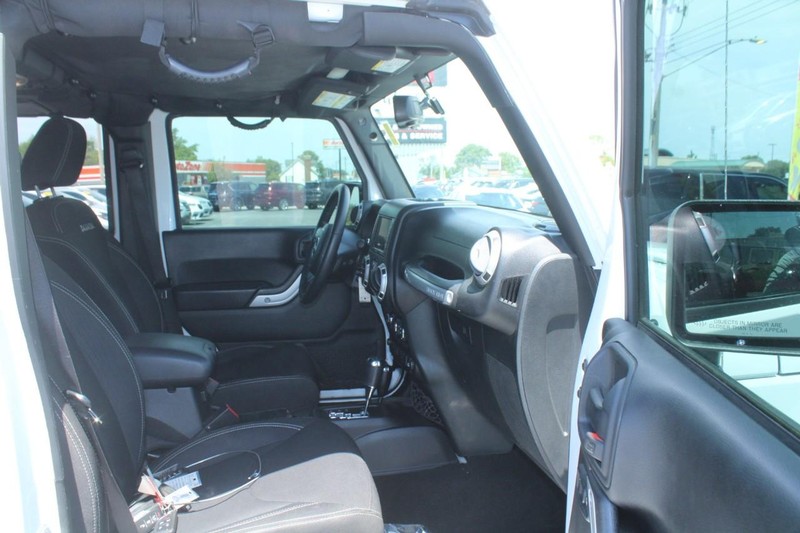 Jeep Wrangler JK Unlimited Vehicle Image 11