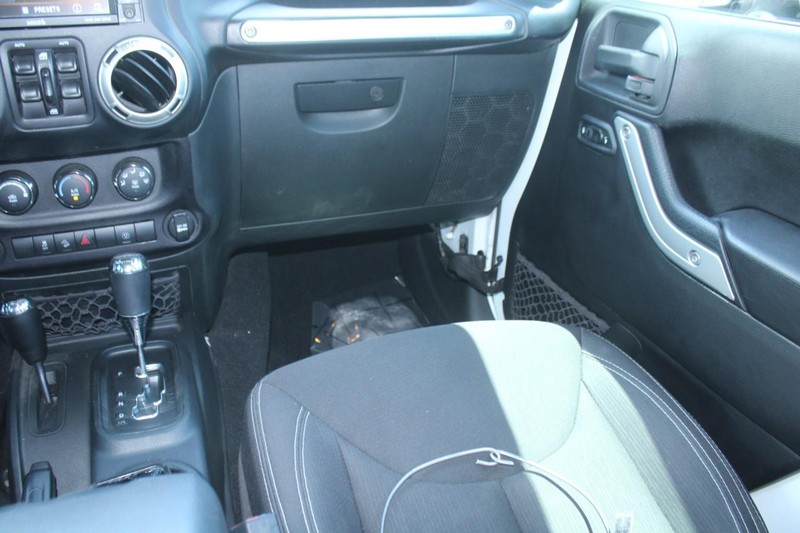 Jeep Wrangler JK Unlimited Vehicle Image 16