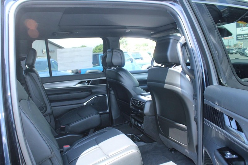 Jeep Wagoneer Vehicle Image 04