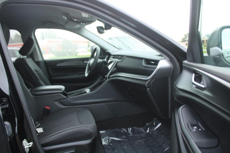 Jeep Grand Cherokee L Vehicle Image 11