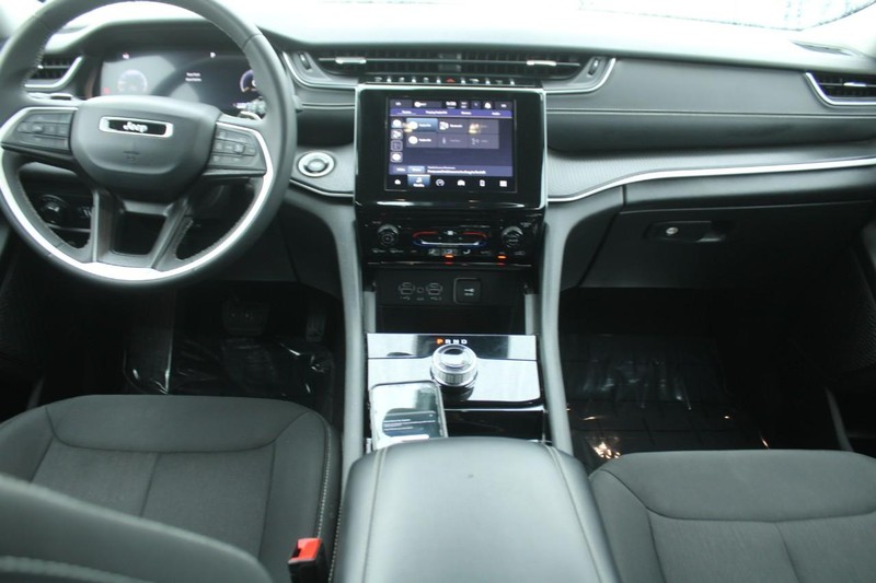 Jeep Grand Cherokee L Vehicle Image 13