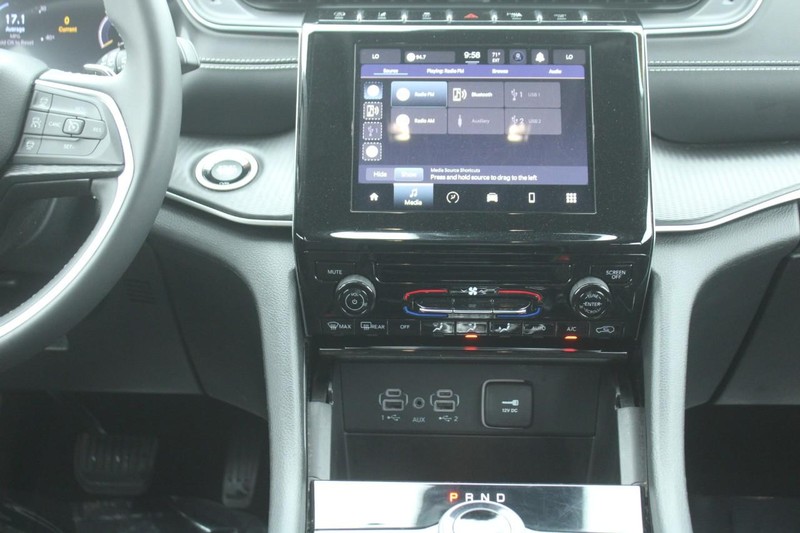 Jeep Grand Cherokee L Vehicle Image 15