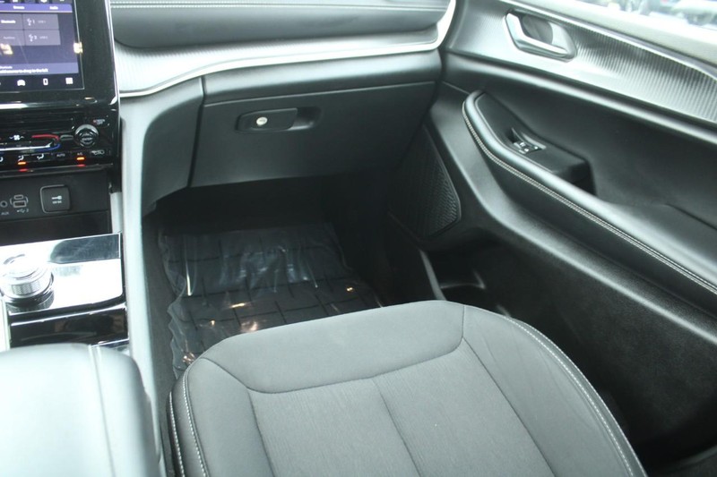 Jeep Grand Cherokee L Vehicle Image 16