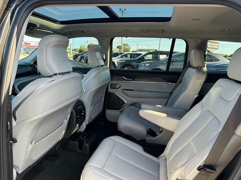 Jeep Grand Cherokee L Vehicle Image 10