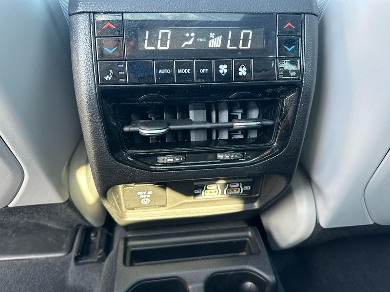 Jeep Grand Cherokee L Vehicle Image 11