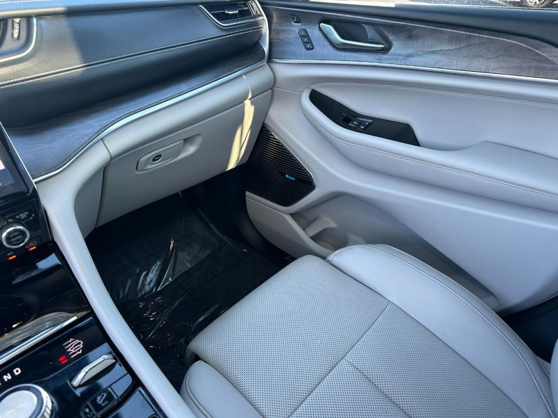 Jeep Grand Cherokee L Vehicle Image 17