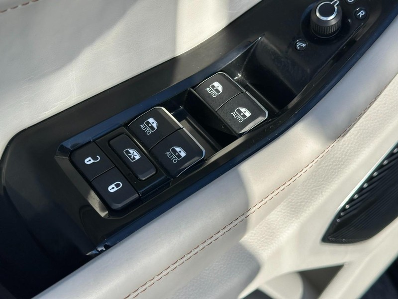 Jeep Grand Cherokee L Vehicle Image 18