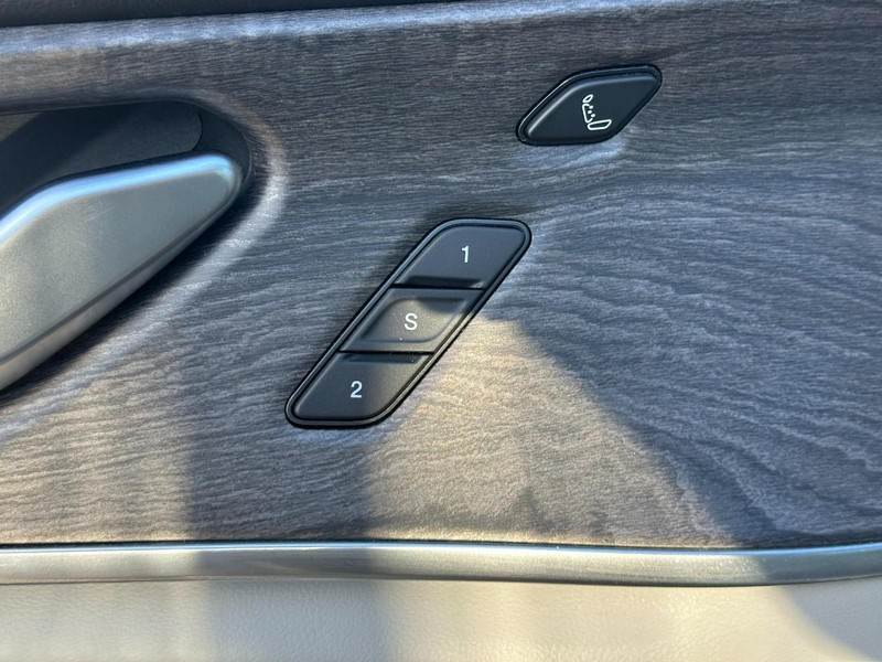 Jeep Grand Cherokee L Vehicle Image 19
