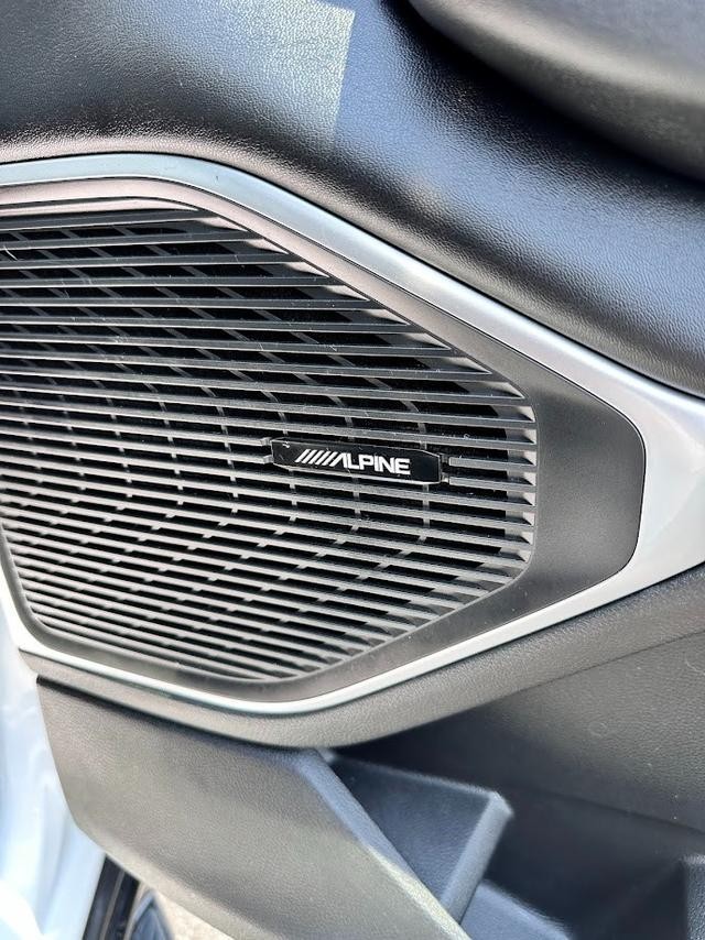 Jeep Wagoneer Vehicle Image 12