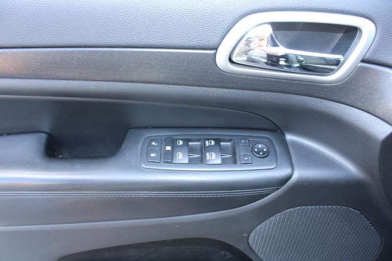 Jeep Grand Cherokee Vehicle Image 09