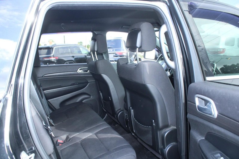 Jeep Grand Cherokee Vehicle Image 12
