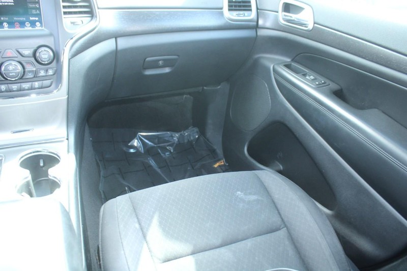 Jeep Grand Cherokee Vehicle Image 16