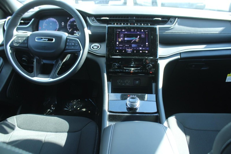 Jeep Grand Cherokee L Vehicle Image 05