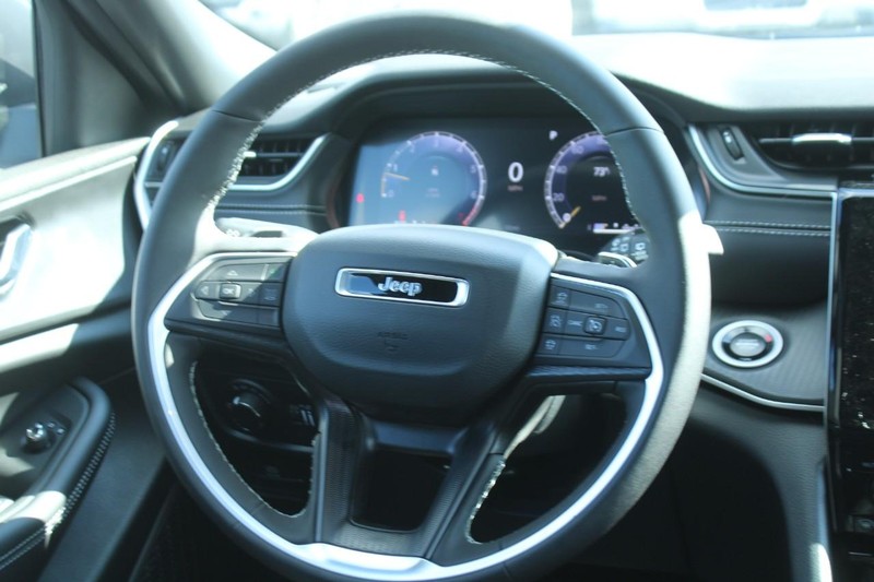 Jeep Grand Cherokee L Vehicle Image 06
