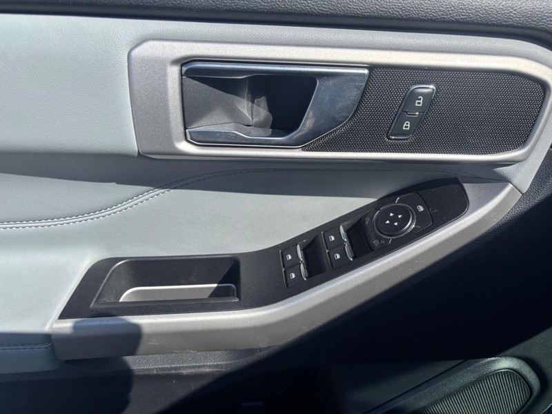 Ford Explorer Vehicle Image 09