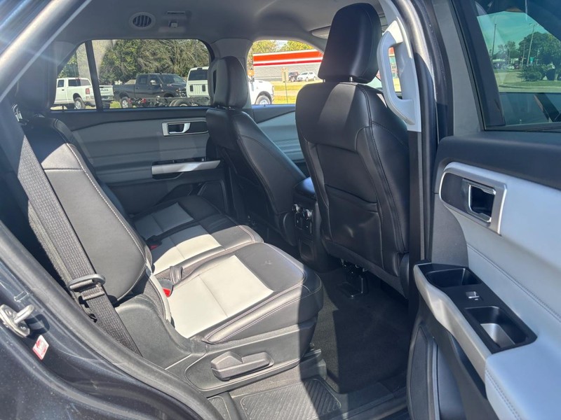 Ford Explorer Vehicle Image 12