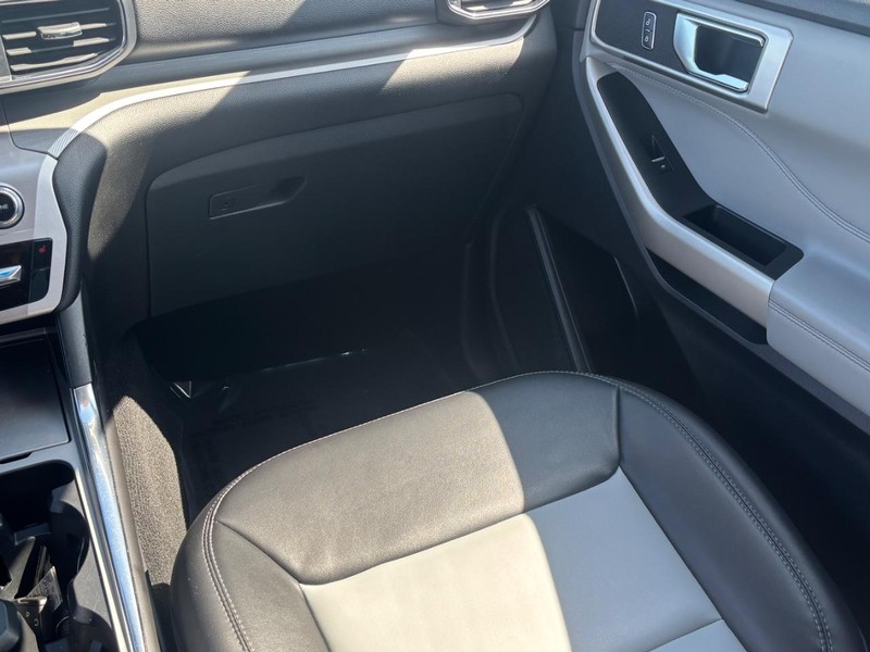 Ford Explorer Vehicle Image 16