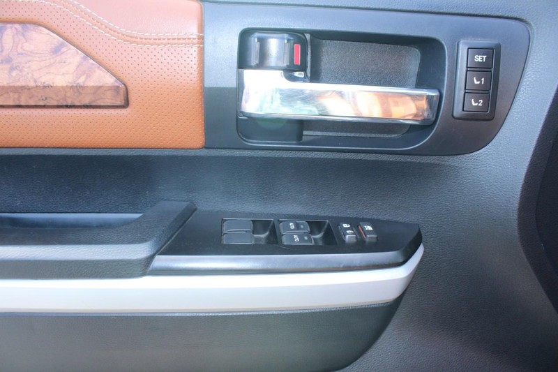 Toyota Tundra 4WD Vehicle Image 09