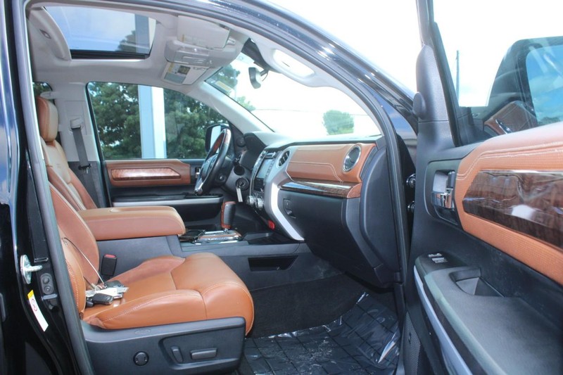 Toyota Tundra 4WD Vehicle Image 11