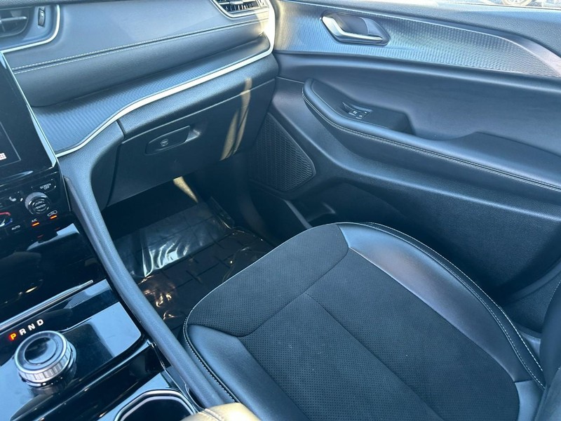 Jeep Grand Cherokee Vehicle Image 14