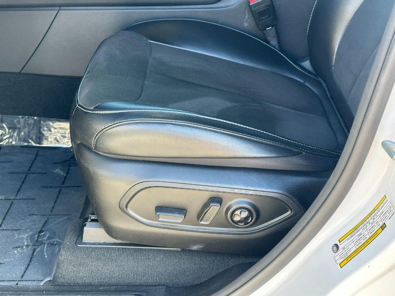 Jeep Grand Cherokee Vehicle Image 16