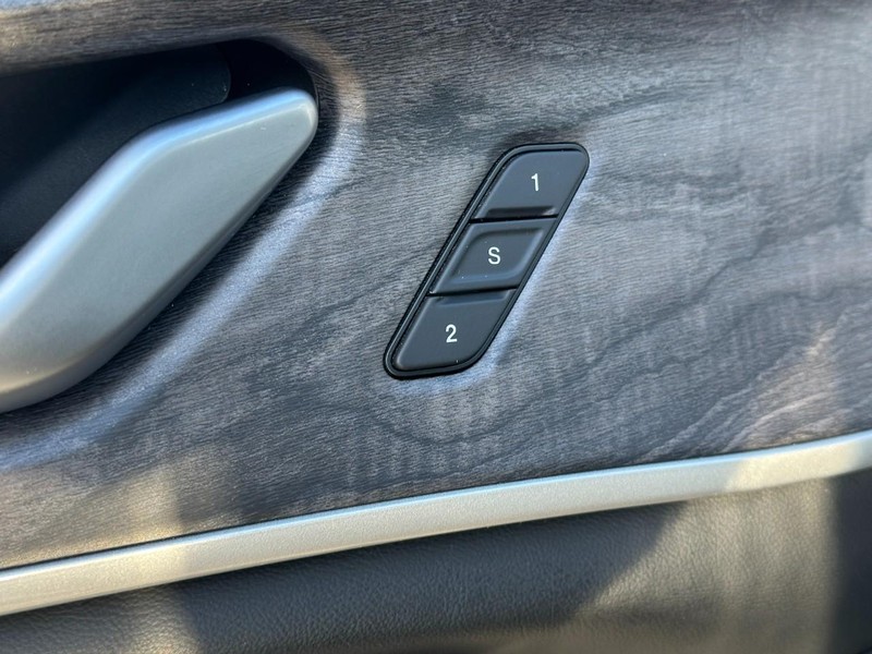 Jeep Grand Cherokee 4xe Vehicle Image 18