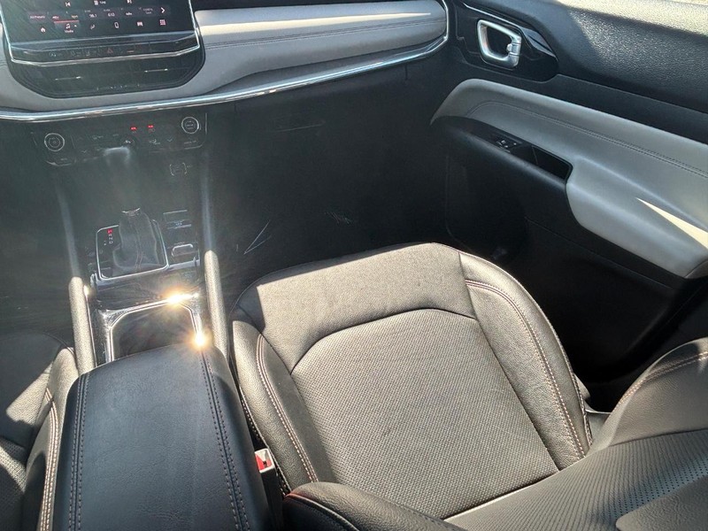Jeep Compass Vehicle Image 16