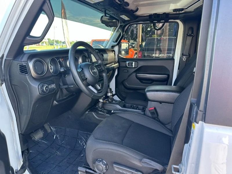 Jeep Wrangler Vehicle Image 09