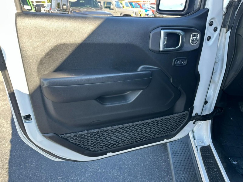 Jeep Wrangler Vehicle Image 11
