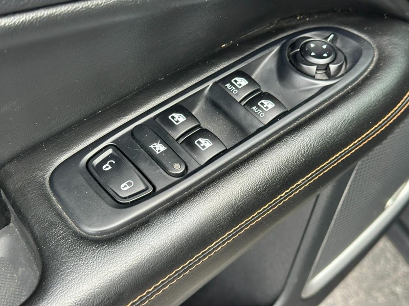 Jeep Compass Vehicle Image 16