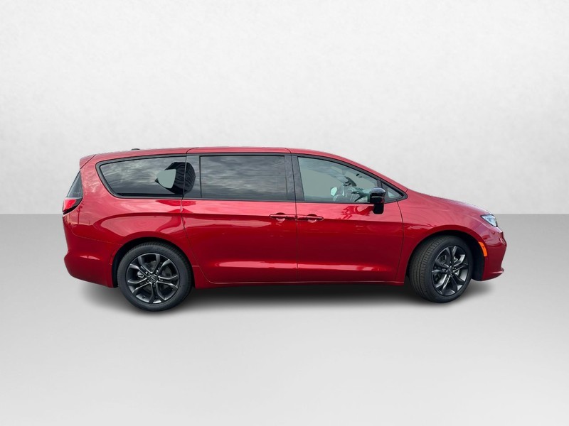 Chrysler Pacifica Vehicle Image 02