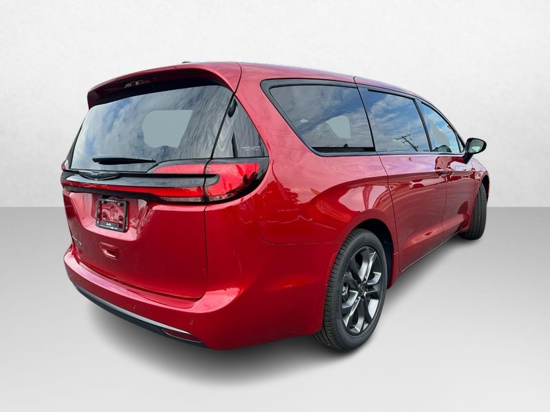 Chrysler Pacifica Vehicle Image 03