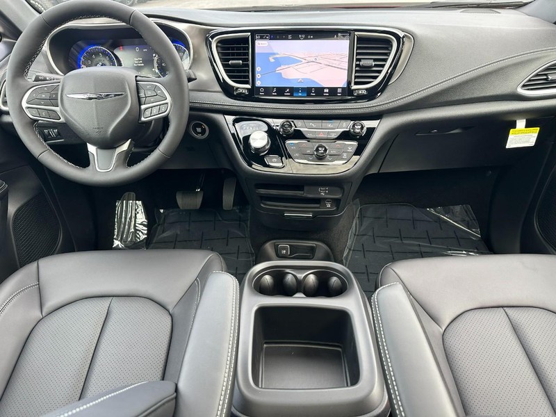 Chrysler Pacifica Vehicle Image 08