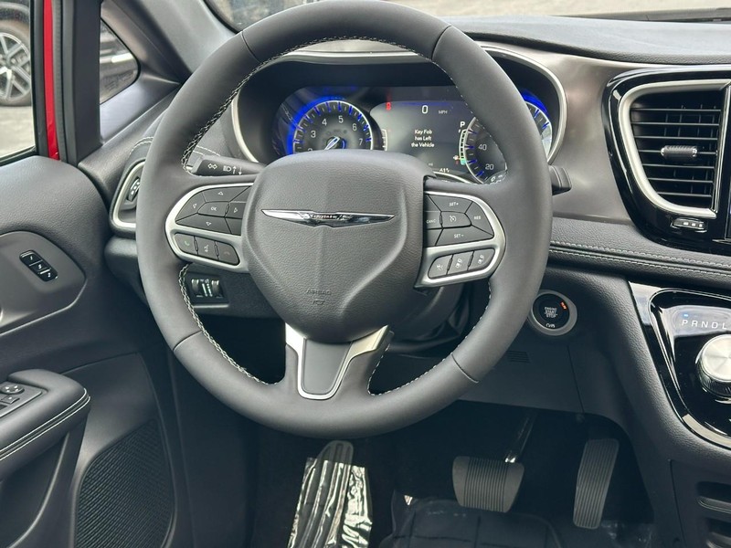 Chrysler Pacifica Vehicle Image 09