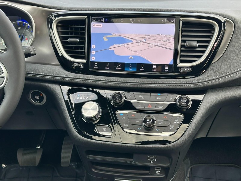 Chrysler Pacifica Vehicle Image 10